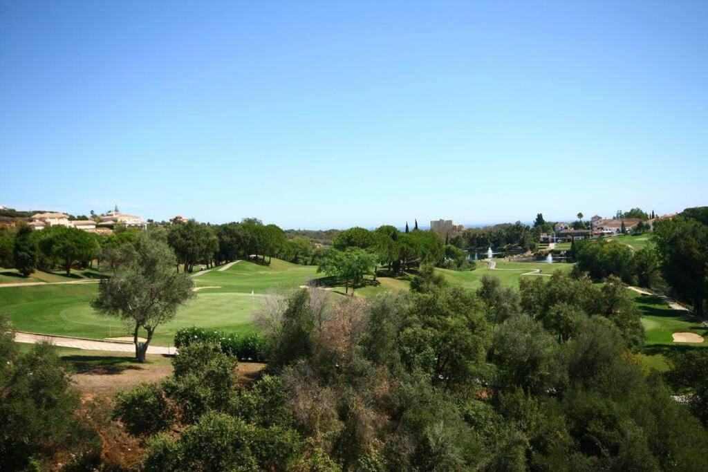 Lovely 2 Bedroom Apt Near Golf Los Lagos Elviria Marbella Eksteriør bilde