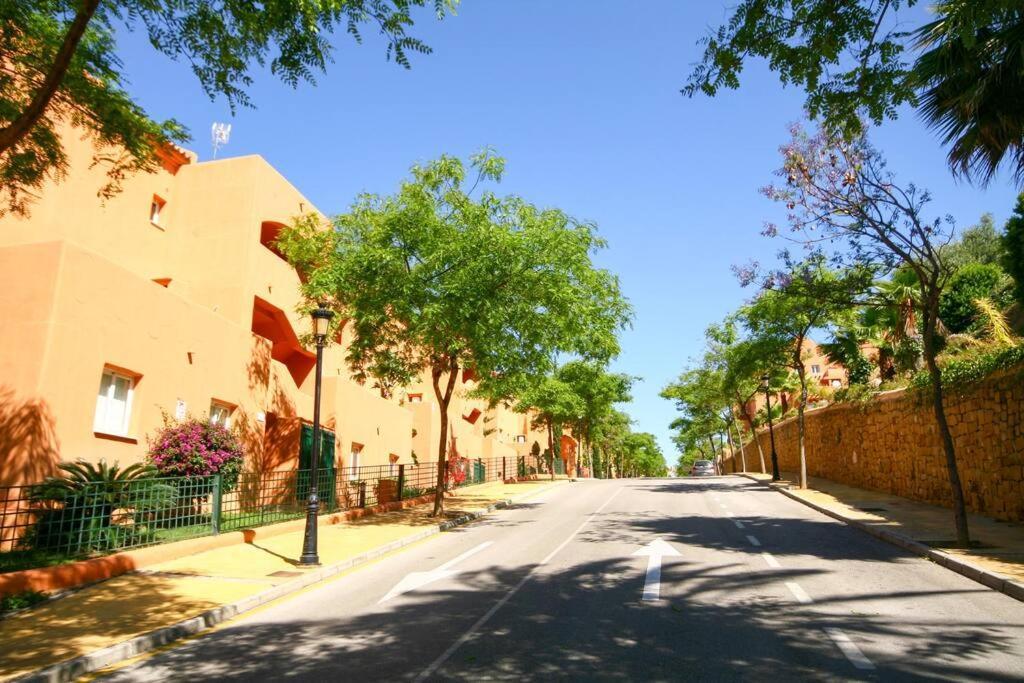 Lovely 2 Bedroom Apt Near Golf Los Lagos Elviria Marbella Eksteriør bilde