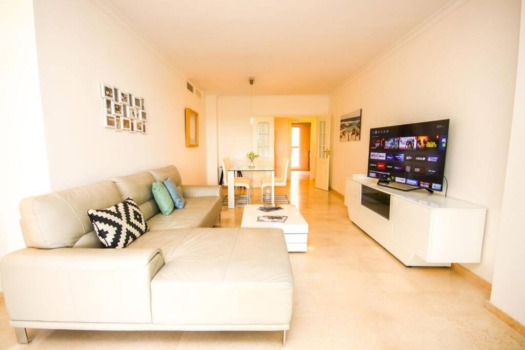 Lovely 2 Bedroom Apt Near Golf Los Lagos Elviria Marbella Eksteriør bilde